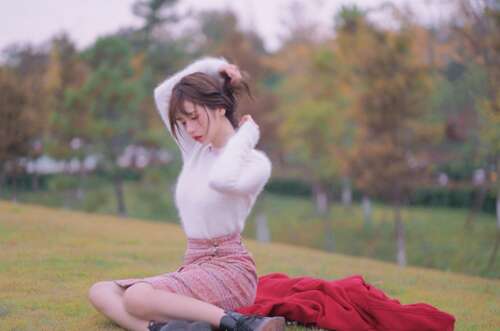 10，太阳像老板，灯烧，道路被太阳烤，脚踩在一串白烟。