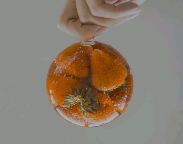 20.生活是让你心中的幸福，然后，肆无忌惮地融化，慢慢蔓延。风雨，你不妨给自己微笑。