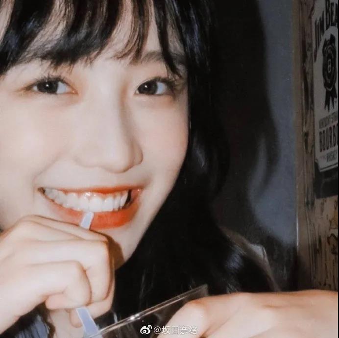 你是夜晚的堕落天使，你带着星河和光明。