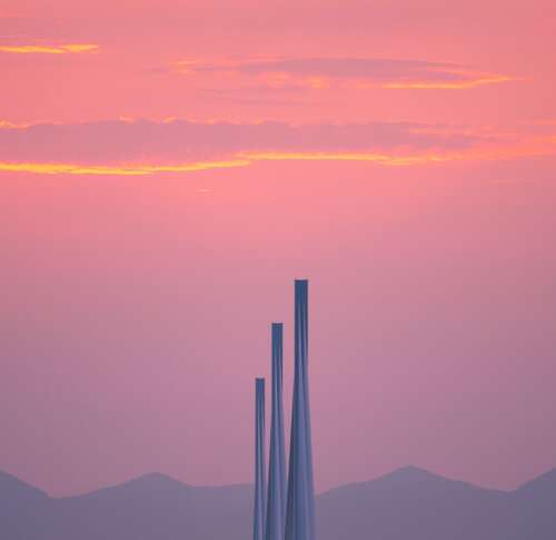 10.我们应该有相对紧迫的旅行，非常好。最好是年轻人，最好花自己的钱，最好是一个非常遥远的地方，最好有一个可以抱着徘徊的朋友。