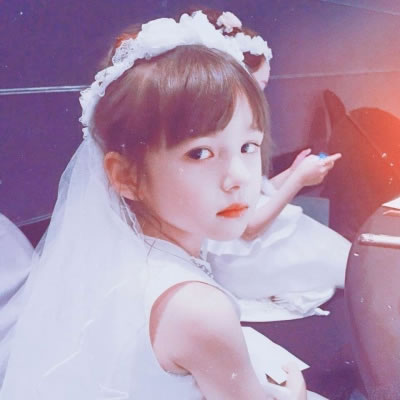 伤心的女孩伤心地谈论1