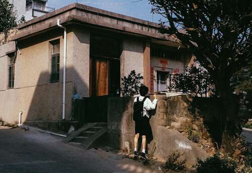 10，母亲的眼睛是圆形的，有一个小豌豆母亲的眼睛像葡萄一样，就像一个球，龙眼。妈妈笑了，就像一个弯曲的月亮，它是如此美好。