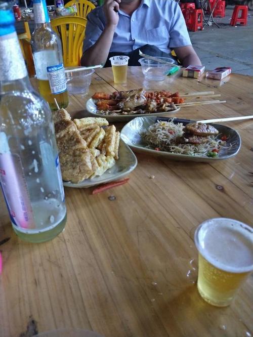 我想在夜里吃饭，没有钱。