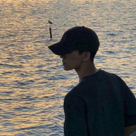 15.我认为爱可以填补生命的遗憾。但是，制造更多的遗憾。但是爱。