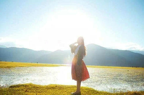 15，季节，还有你，在这个悲伤的夏天，苍白的誓言被你的谎言打破了，寒冷让我特权，我的心完全凉爽。你继续有一个很好的伪装，你很伤心，似乎你对你没有伤害，不仅掩盖了你的心，还忽略了你。