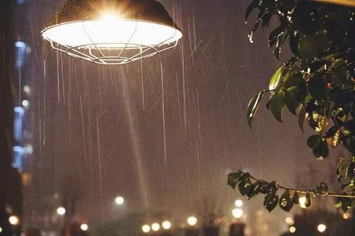 15.当微风吹你的头发时，这是我周围的想法。当雨滴跳到窗前时，这就是我为你的幸福祈祷。当叶子落在你身边时，这是祝福这些话。