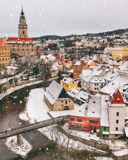 15，飘飘，雪：像柳树这样的雪花。