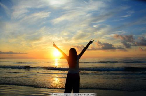 15.每个雪花都是一个美丽的模式。每个雪花代表我的愿望，一个快乐，财富，一个快乐，一块安康，一件好事，吉祥，一部电影在旁边飞到一边，电影，我祝圣诞快乐！