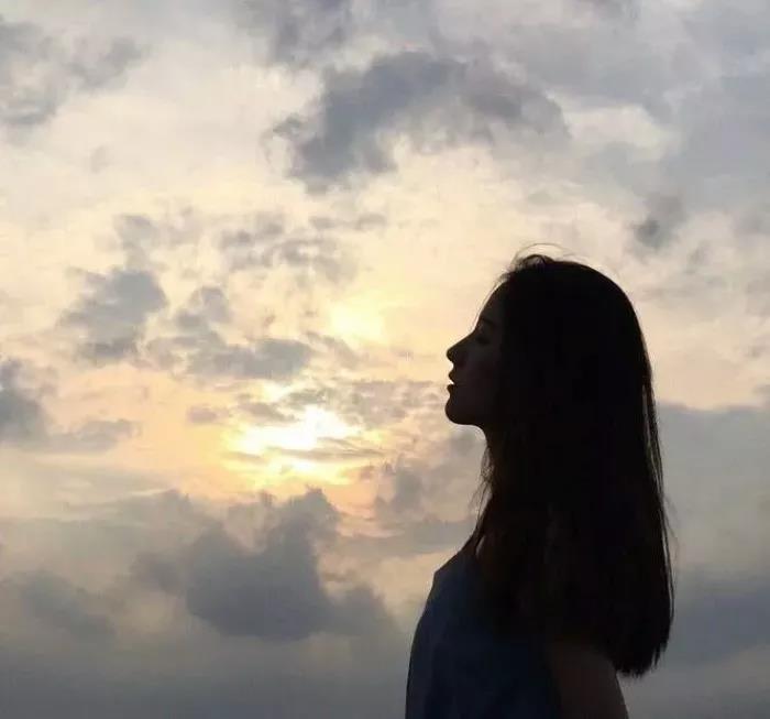 25，大多数世界，大多数是吃，喝，衣服，衣服，读书，追求某种基本物质，然后花钱让自己快乐，接地，不清楚的新普通人