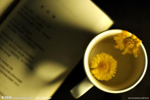 15，点击一杯咖啡，等我添加什么？依靠！这也是问我吗？迁移令人尴尬！但我不能让人们觉得我是第一次，我必须喝咖啡，只是看到它。邻近桌子里有人在咖啡杯中添加白色粉末，说：加盐。