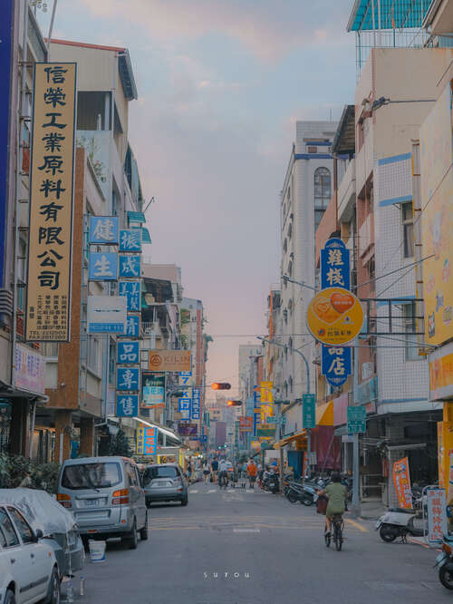 我很伤心地想念你，以为你的丑陋是快乐的。