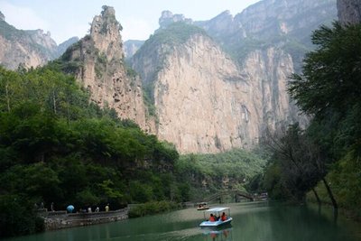 15.我把瓶子拿到了她身上，他看起来很生气：“你怎么能飞溅她的硫磺？”