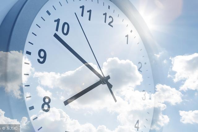 15.雨，在窗前，玻璃也是泪水，街上的人看起来，比我快乐更好。