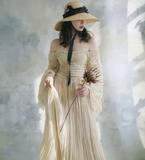 10,快乐,眼睛,眼睛,像钉子,成为两个弯曲的细缝。