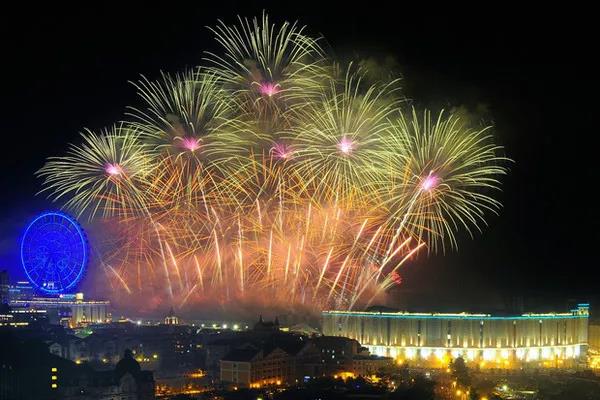 我想找到有人谈谈新的一年。