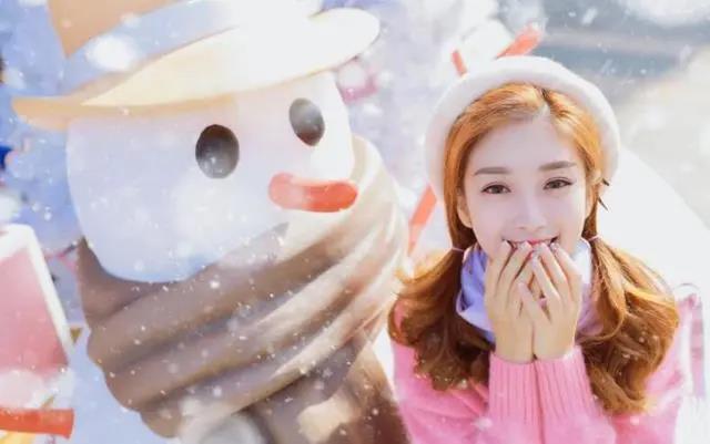 15，音乐播放，雪花舞蹈，快乐的时间模特来;宋白是绿色的，灯光明显，脸上是一个幸福的笑容;狂欢节，庆祝和平，健康的生活。圣诞节，愿你健康快乐，幸福的生活！