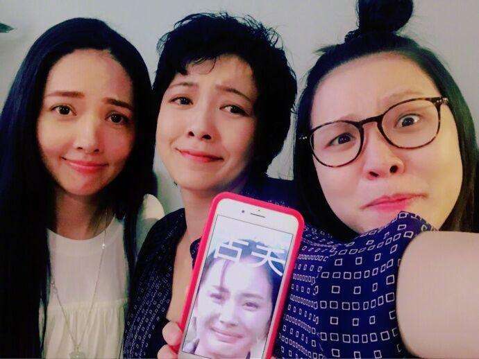 姐妹们聚集了一个美丽的句子