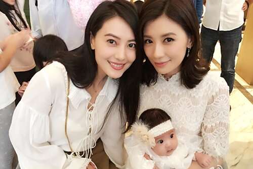 32.纪念姐妹在前一次聚集的姐妹们没有聚集多年，然后聚集在一起，减肥。