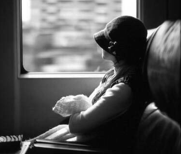 15.即使你悲伤，也不要皱起眉头，因为你不知道谁会爱上你的笑容。