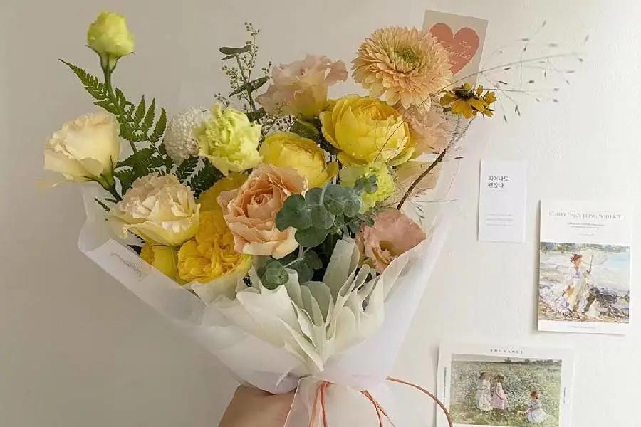 30.生活需要一种工作感，工作需要一种仪式。仪式必须是幸福生活和幸福的催化剂。没有人愿意伤心，没有人拒绝快乐。为了幸福的追求，即使是短暂的，它也需要。