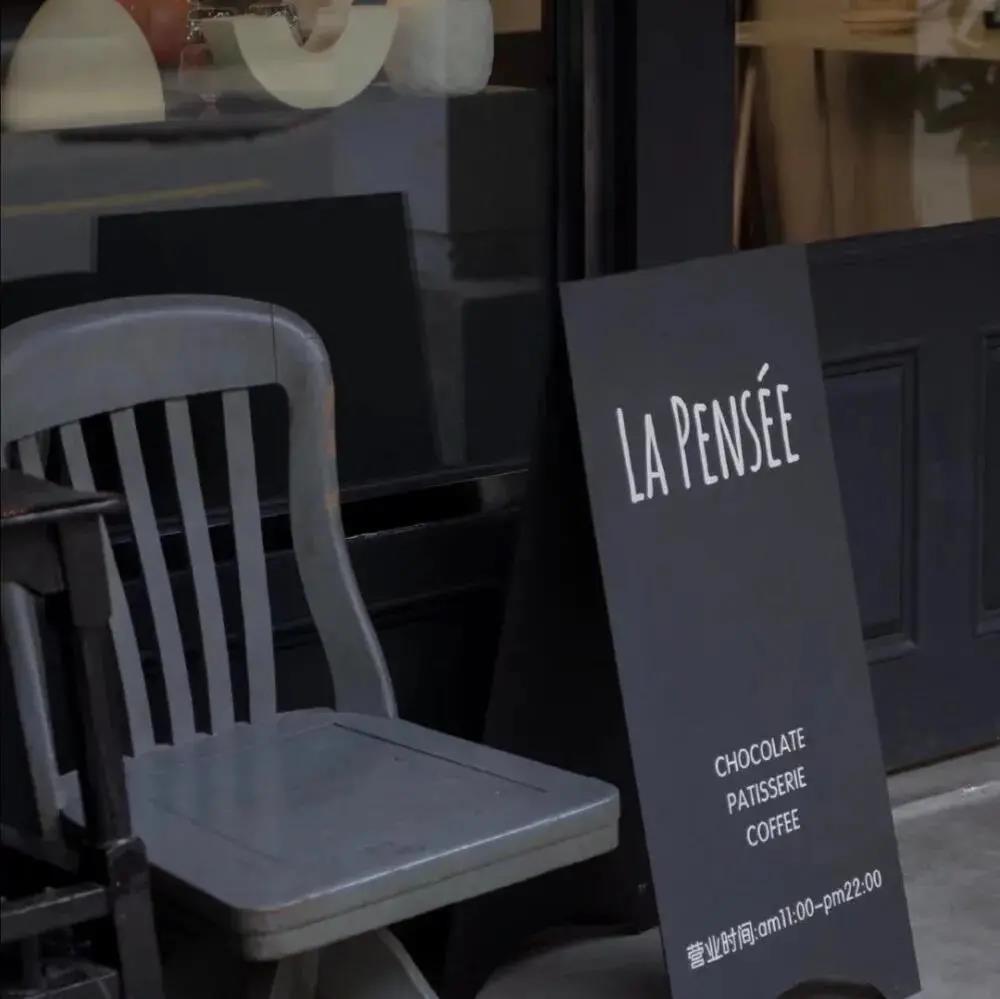 23，有些人喜欢看手机，他们不是贪婪，而是想掩盖一个人的尴尬。