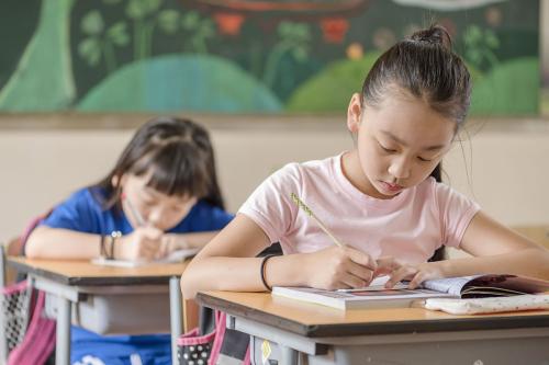 50.成功的力量隐藏在你自己的身体中。只要我们负责，面对现实，浓缩力量，斗争，未来会更加辉煌。