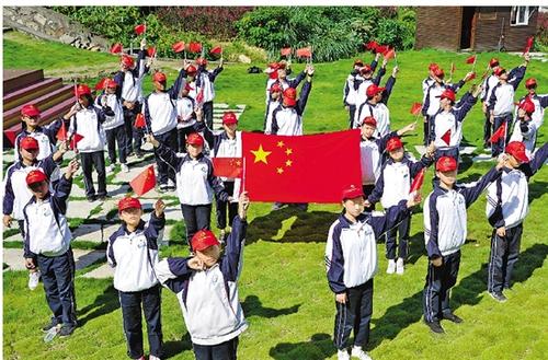 33.中国儿童的心，遇到困难和斗争，和谐社会在一起，祖国母亲的烦恼较少！