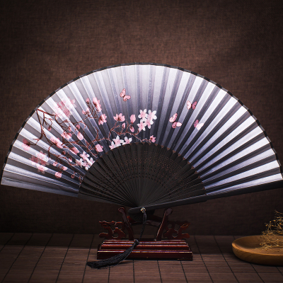 15.我收集了所有的大自然的美丽,穿上你的生日烛台。它将能够说它隐藏在花蕾中,让它成为治疗的秘诀。生日快乐!