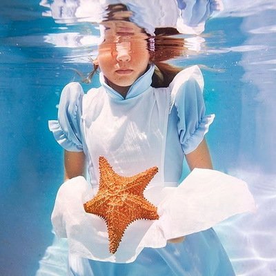 15，蓝天是白色的，这是心脏的核心。然而，心灵像天空一样阳光明媚，因为它没有团聚。