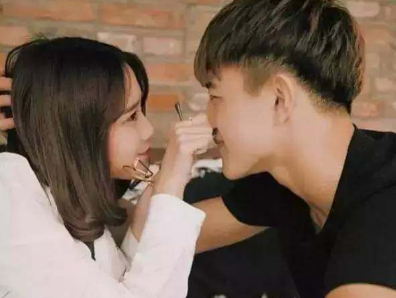 17.有时我真的想忘记你，只要记住这个世界，不过，我经常忘记整个世界，只记得你。