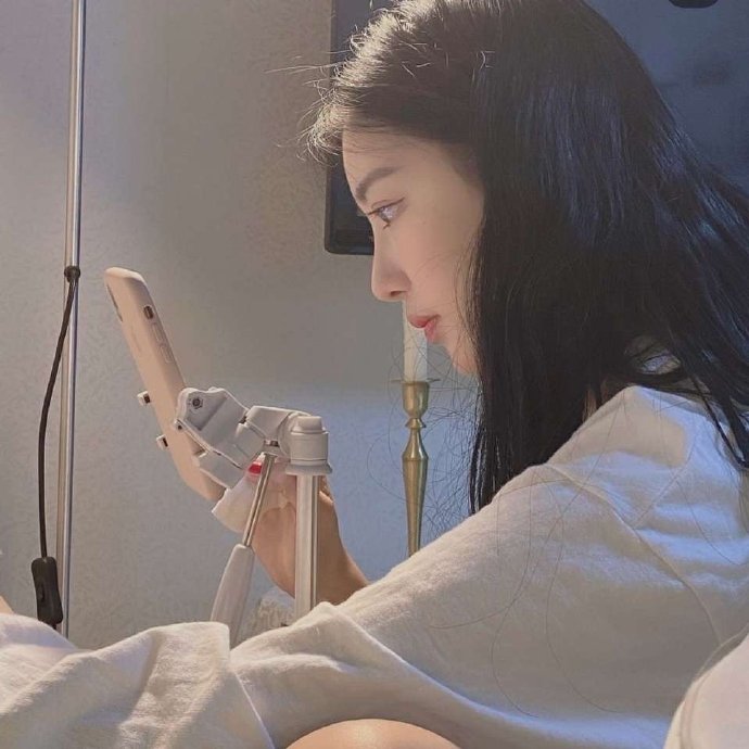 15.柔软的心给悲伤的人，浪漫的心送给女人，永恒的心脏送到了等待者，幸福的心到寂寞，祝福那个正在看短信的人：周末快乐！