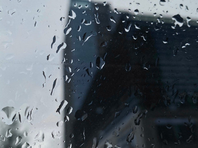 1，雨天，下雨，虽然你看不到阳光，你可以让你在家里享受充足的睡眠。雨天，水分充满了，虽然你不能让你离开新鲜空气，但是给你一个陪你的家人的机会。雨天，改变思考，是另一种阳光灿烂的日子。朋友们，祝你在雨天中幸福！