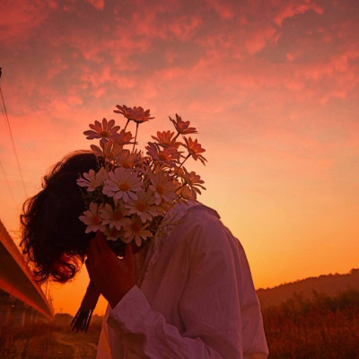 15.诞辰的生日被点燃，这是深深的深情。只是复杂，发出五颜六色的花朵，下雨的祝福，让这真是一个很好的梦想，无论是老，任田。生日快乐！