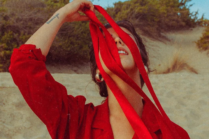 15，爱情是光明，友谊是灯下的阴影。当光线脱光时，我发现周围的环境是阴影。所谓的朋友，可以最终确定你的力量的人。感谢你的生活，你有你的力量。