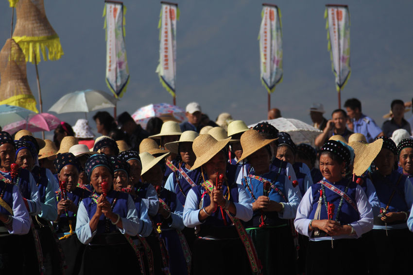 15，节日一年，有许多节日，古代和现代中外国家都完整。龙舟节是一种传统，古代付费度假村。虽然已经存在了数千年，但爱国的爱是独立的。家人包裹着包，我希望，年度龙舟来了。我希望国家泰国人民也是安全的，人们很乐意微笑！