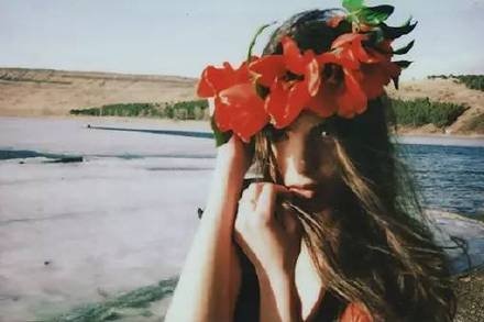 15.愿你伸出热门，接受我的祝福，让幸福盛开的花朵，迎接你的未来日。