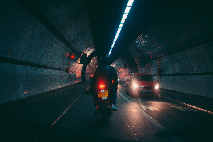 15.伙伴是什么？这是一个经常独自一人的人。这是一个不必说抱歉的人。这是一个不必改变名称的人。伙计，祝你快乐！