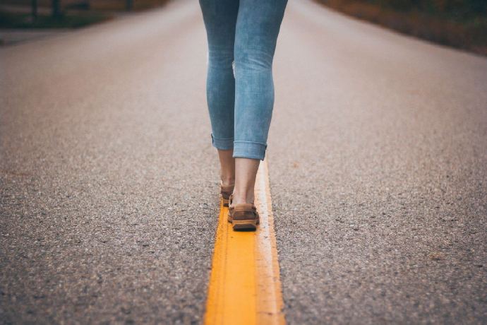 15，来到新的一年的前夜，辞职，欢迎;送走玉兔，欢迎金龙;扫除麻烦，收集笑声;留在新的一年里，快乐，快乐，幸福。祝你新年快乐，羊的年份快乐！