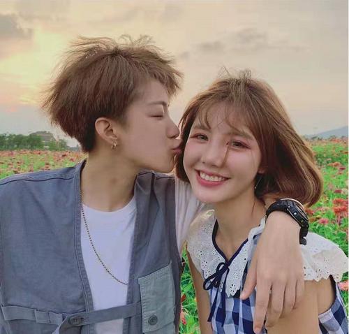 39.写一个春节，充满了全吉祥，挂了一个灯笼，照亮了所有的幸福，烧毁鞭炮，全部幸福，送一个祝福，充满诚意，祝你春节快乐！