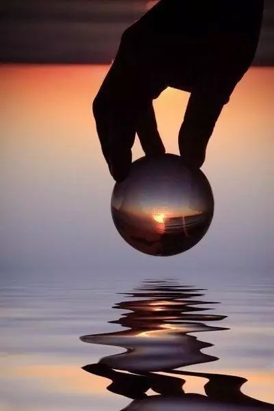 15.有多少人喜欢你年轻的电影，爱你的美丽，带着虚伪或真正的爱情，但一个人爱你的圣徒灵魂，爱你的脸的脸。在炉子里，你弯下腰，低声说，带着浅薄的悲伤，如何消失，如何踩到山上，如何隐藏星星之间的脸。晚安！