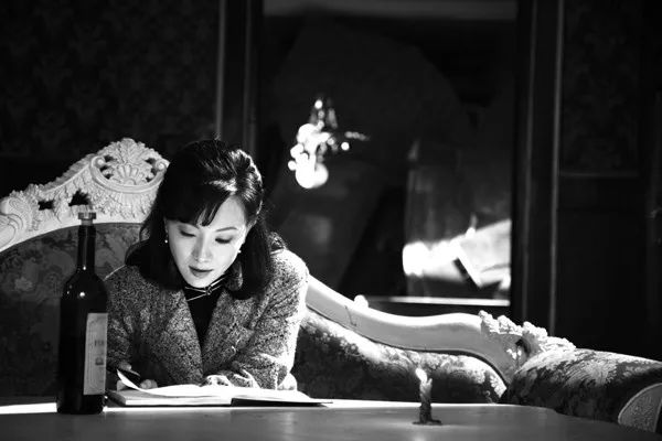 32，当你爱上一个人时，总是会有点害怕，我害怕得到他;我害怕失去他。