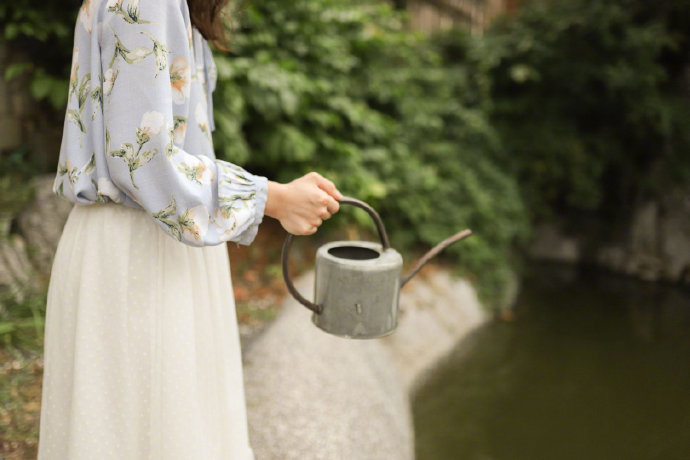 15，金色的阳光，让心脏的心脏温暖;火红枫叶，让思想指着尖头转弯;蓝色的大海，让暖空间是弥漫的;郁郁葱葱的森林，让幸福更加激烈。朋友们，祝你秋天幸福快乐！