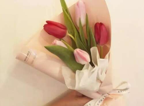 45，你就是一切，你是我的月亮之星阳光，你是我的花，在遇到你之前，世界是一个荒地，在遇到你之后，世界是一个天堂，过去几年，我就像一个光明的烟雾，未来职业生涯，幸福，因为你。新的一年对你有意义！