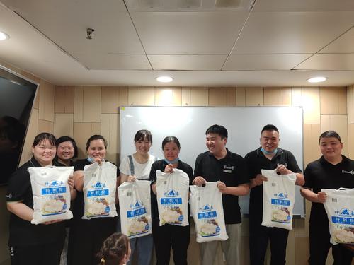 谢谢我丈夫的辛勤工作。生日快乐。