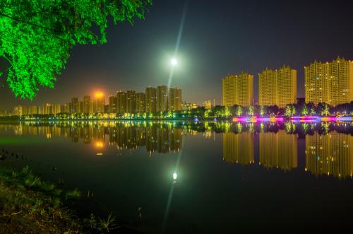 夜晚的美女简报