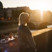 大约有50个单词触及哭泣的情书与女孩，白色最搬家