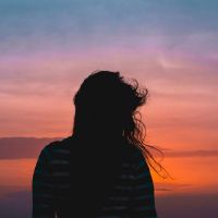 一个安静而轻的句子适合在晚上谈谈。