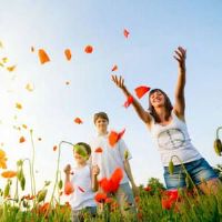 描述关于幸福的句子：每个人都充满了幸福，是旅行幸福的唯一途径