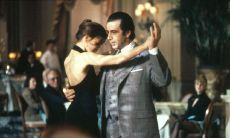 通过嗅觉辨别女性身份的经典台词：让我们回顾一下《闻香识女人》的经典场景！