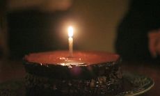 在庆祝生日的特殊日子里，适合使用的一些充满幽默感、俏皮搞笑的句子建议！